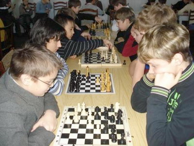 Месячник оборонно-массовой и спортивной работы в городе Шумерле продолжился турниром по шахматам для школьников
